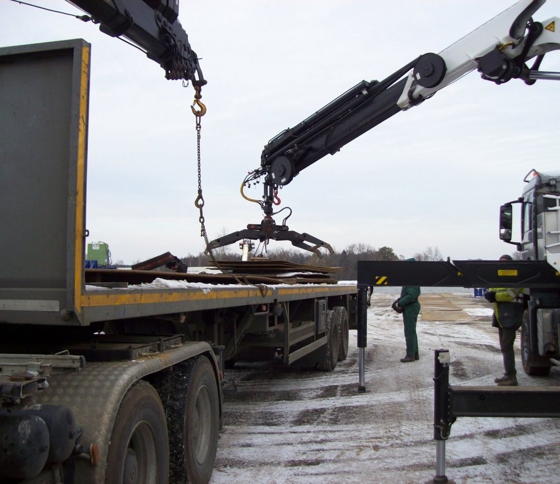 Laden van stalen rijplaten voor transport naar de werf
