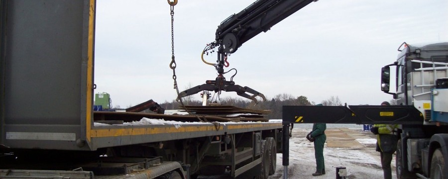Transport van stalen rijplaten bij JB Plates